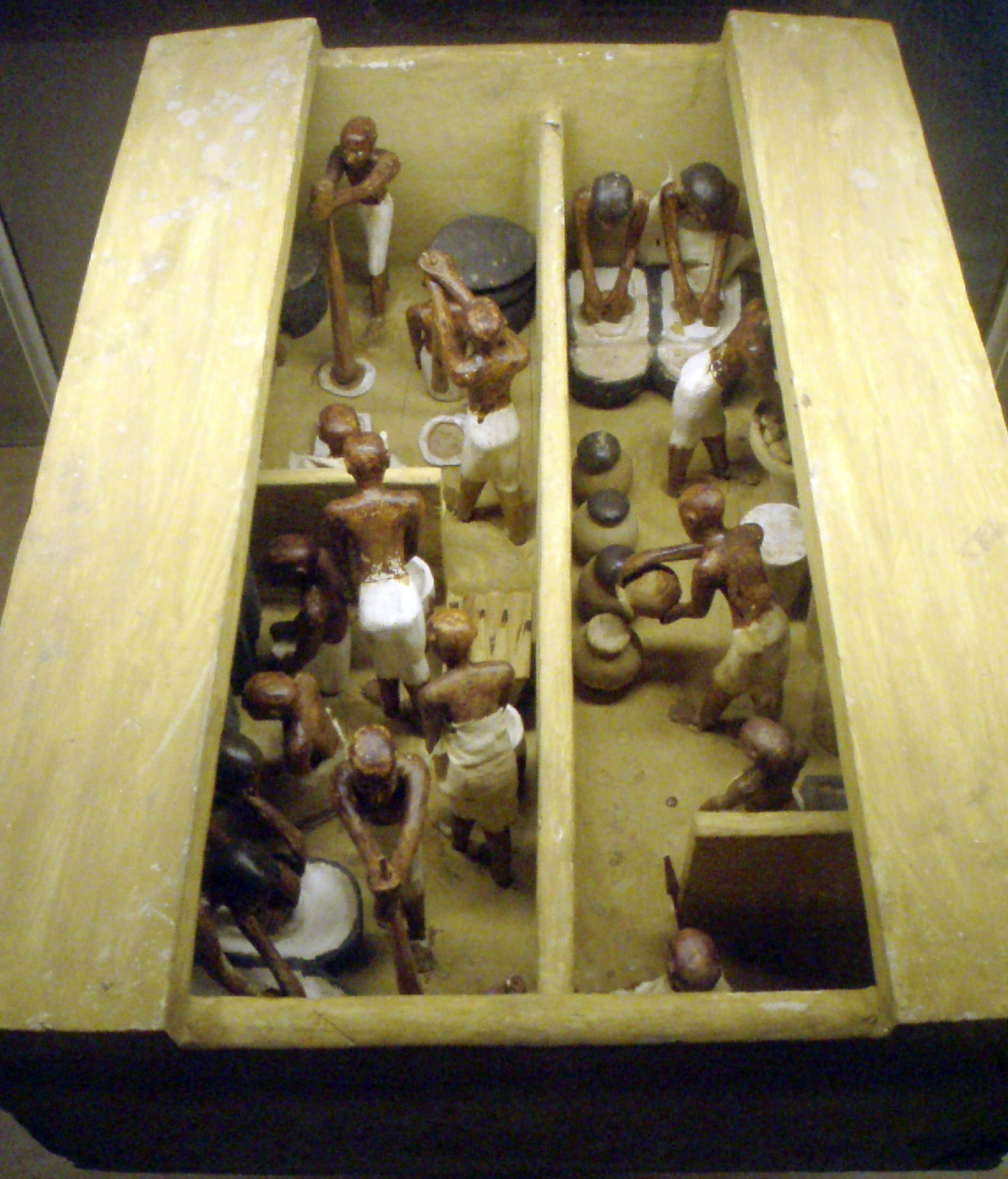 Grabbeigabe aus einem ägyptischen Grab, die ein Modell einer Bäckerei und einer Brauerei darstellt, Von Keith Schengili-Roberts - Own Work (photo), CC BY-SA 2.5, https://commons.wikimedia.org/w/index.php?curid=1646729